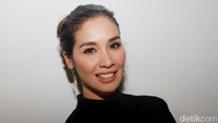 Istri dari aktor Vino G. Sebastian itu mengenakan anting sebagai aksesoris. Pool/Gus Mun/detikFoto.