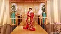 Dibalut kimono berwarna merah menyala, wanita berusia 19 tahun itu terlihat begitu kirei yang berarti cantik dalam bahasa Jepang.