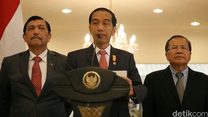 Presiden Joko Widodo memberikan keterangan pers usai menghadiri pertemuan COP 21 Paris, Prancis di Bandara Halim Perdana Kusuma, Jakarta, Rabu (2/12/2015). Jokowi mengatakan, acara COP21 ini dihadiri oleh pemimpin dari 150 negara. Di forum itu, Indonesia memberikan dukungan kepada COP21 yang berkomitmen terhadap isu perubahan iklim.
