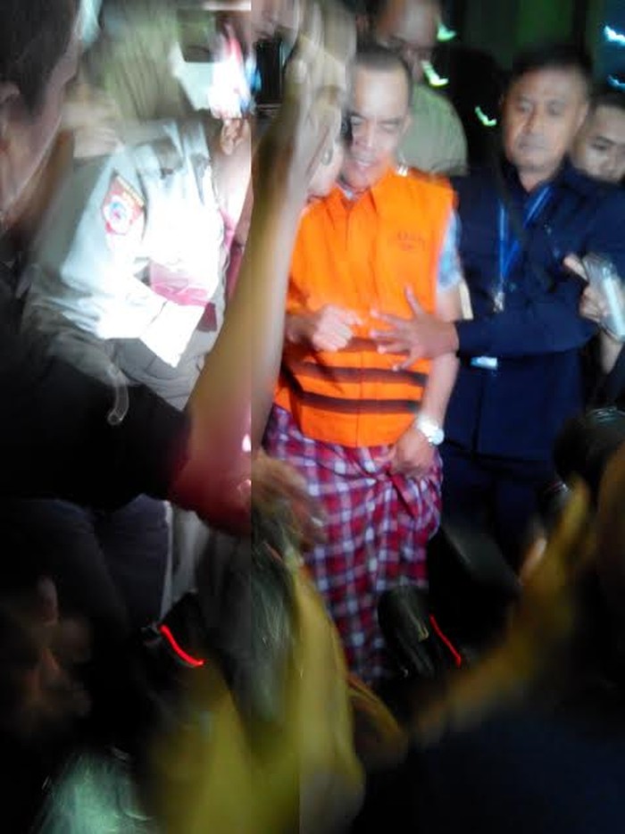 Sarungan, Wakil Ketua DPRD Banten Digiring KPK ke Rutan Salemba