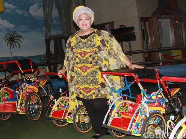 Berat badan Dewi Hughes sempat mencapai 150 kg saat usianya menginjak 45 tahun. Akibat terlalu gemuk, ia mengalami rasa sakit di sekujur tubuh hingga sulit beraktivitas. Foto: Gus Mun