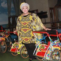 Berat badan Dewi Hughes sempat mencapai 150 kg saat usianya menginjak 45 tahun. Akibat terlalu gemuk, ia mengalami rasa sakit di sekujur tubuh hingga sulit beraktivitas. Foto: Gus Mun