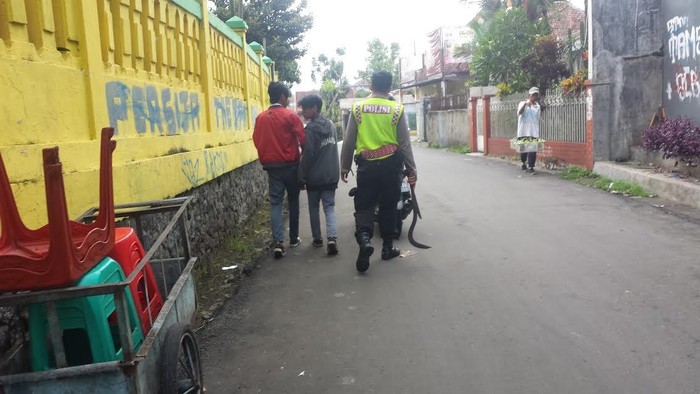 Ciat! Bripda Jakson Ringkus 2 Pelajar yang Tenteng Celurit Hendak Tawuran