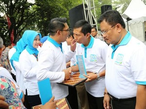 Ridwan Kamil Hadiahi 10 Camat dan Lurah Kinerja Bagus Sekolah ke Singapura