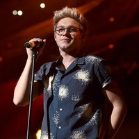 Niall Horan menghentikan penampilannya saat konser di Argentina pada 2018, karena kerumunan penonton yang saling dorong-dorongan. Dia pun meminta para penggemar tenang dan tertib. “Keamanan kalian adalah tanggung jawab saya. Kita tidak ingin siapapun terluka atau tergencet. Dorong-dorongan ini sangatlah berbahaya. Tidak akan bisa selesai sampai malam. Jadi tertiblah sebelum semuanya bertambah parah, oke?” katanya. Foto: Cooper Neill