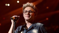Niall Horan tampil berbeda dengan aksesori berupa kacamata. Cooper Neill/Getty Images/detikFoto.