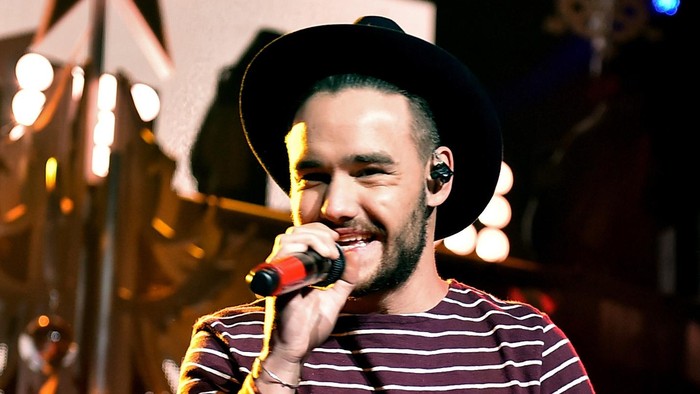 DALLAS, TX - DECEMBER 01:  (L-R) Singers Harry Styles, Liam Payne, Louis Tomlinson and Niall Horan of musical group One Direction perform onstage during 106.1 KISS FMs Jingle Ball 2015 presented by Capital One at American Airlines Center on December 1, 2015 in Dallas, Texas.  (Photo by Kevin Winter/Getty Images for iHeartMedia)