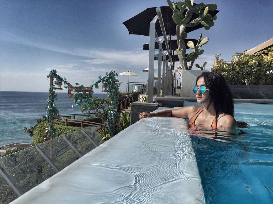 Tengku Dewi Asyik Berenang di Bali