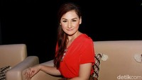 Pada kesempatan itu, bintang sinetron Lupus Milenia tersebut kenakan baju merah dan rok batik. Pool/Gus Mun/detikFoto.