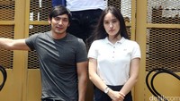 Cuma Ge yang posenya nggak normal.