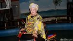 Dewi Hughes dan Becak Mini