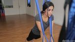 Serunya Yoga Swing Bareng Selvi Kitty