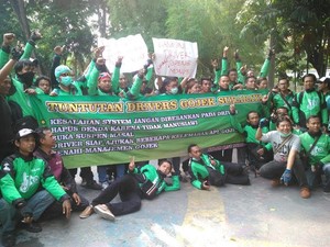 Ratusan Driver Go-Jek Surabaya Demo, Tolak Dikambinghitamkan