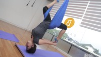 Selain menjaga kesehatan, yoga swing juga membuat bentuk tubuh selvi terlihat lebih seksi.