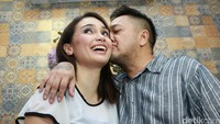 Franky mencium calon istrinya itu dengan mesra. Pool/Palevi S/detikFoto.