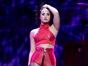 Demi Lovato: Tidak Ada yang Salah Jika Pria Mau Pakai Makeup