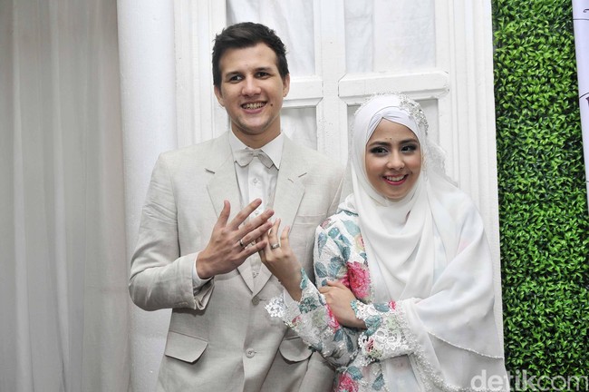 Ariestia Ramadhany Tagor Harahap atau lebih dikenal dengan nama Risty Tagor, telah dua kali menikah. Pada 10 Oktober 2010 ia menikah dengan aktor Rifky Balweel dan memiliki 1 orang anak laki-laki yang bernama Arsen Raffa Balweel. Pernikahan ini berujung pada perceraian pada tahun 2014. Lalu Risky memutuskan untuk menikah dengan Stuart Collin pada 19 April 2015. Namun, baru beberapa bulan, hubungan pernikahan itu pun kandas. Padahal saat itu Risty tengah mengandung anak dari Stuart. Keduanya pun resmi berpisah pada 2016. Foto: Noel