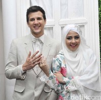 Ariestia Ramadhany Tagor Harahap atau lebih dikenal dengan nama Risty Tagor, telah dua kali menikah. Pada 10 Oktober 2010 ia menikah dengan aktor Rifky Balweel dan memiliki 1 orang anak laki-laki yang bernama Arsen Raffa Balweel. Pernikahan ini berujung pada perceraian pada tahun 2014. Lalu Risky memutuskan untuk menikah dengan Stuart Collin pada 19 April 2015. Namun, baru beberapa bulan, hubungan pernikahan itu pun kandas. Padahal saat itu Risty tengah mengandung anak dari Stuart. Keduanya pun resmi berpisah pada 2016. Foto: Noel