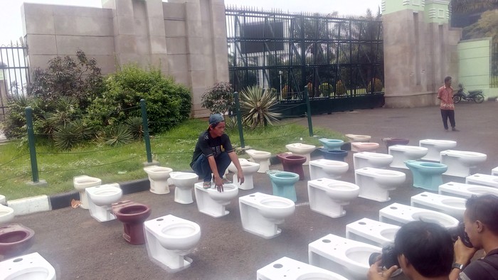 Sindir Setya Novanto dan MKD, Puluhan Jamban Disusun Rapi di DPR