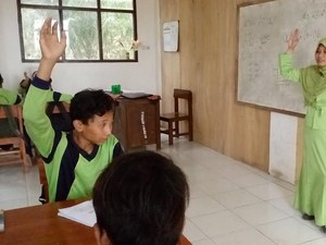 Hebat, Ibu Guru Tunadaksa ini Dirikan Sekolah Gratis