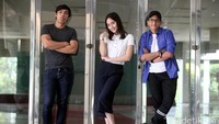 Penampilan kasual mereka yang kompak dengan sneakers hitam.