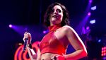 Red Hot Demi Lovato Seksi di Panggung