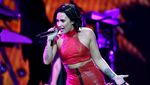 Red Hot Demi Lovato Seksi di Panggung