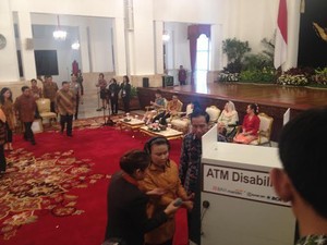 Jokowi Luncurkan Mesin ATM untuk Penyandang Disabilitas di Istana Negara