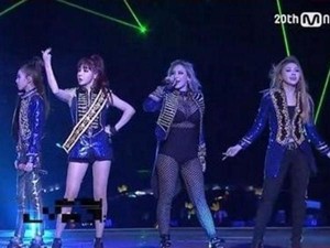 Kejutan 2NE1 yang Getarkan Panggung MAMA 2015