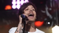 Louis Tomlinson pamer tato di tangannya. Cooper Neill/Getty Images/detikFoto.