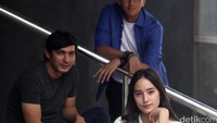 Pose di tangga aja Tatjana bersama Abimana dan Ge Pamungkas masih terlihat keren.
