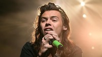 Harry Styles membuka penampilan 1D lewat lagu Drag Me Down. Cooper Neill/Getty Images/detikFoto.