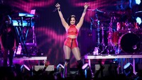 Naik ke panggung, Demi Lovato langsung disambut meriah oleh penonton. Cooper Neill/Getty Images/detikFoto.