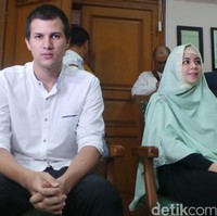 Pernikahan Risty Tagor dan Stuart Collin hanya bertahan selama setahun. Keduanya bercerai pada 2016. Setelah pisah, Stuart Collin mengaku kesulitan bertemu buah hatinya Arkana karena dilarang oleh Risty. Kala itu, Risty masih belum bisa memaafkan Stuart yang dituduh menjejali mulut Arsen, putra pertamanya dengan Rifky Balweel, dengan sambal. Foto: Mahardian/detikHOT