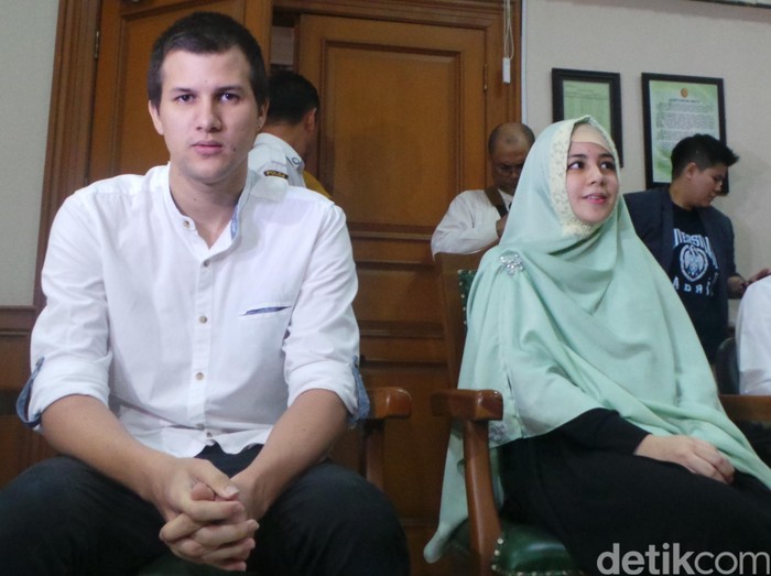 Kata Pihak Keluarga Stuart Soal Kehamilan Risty Tagor