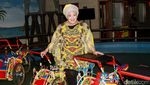 Dewi Hughes dan Becak Mini