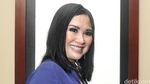 Gaya Titi DJ dengan Celana Tenun