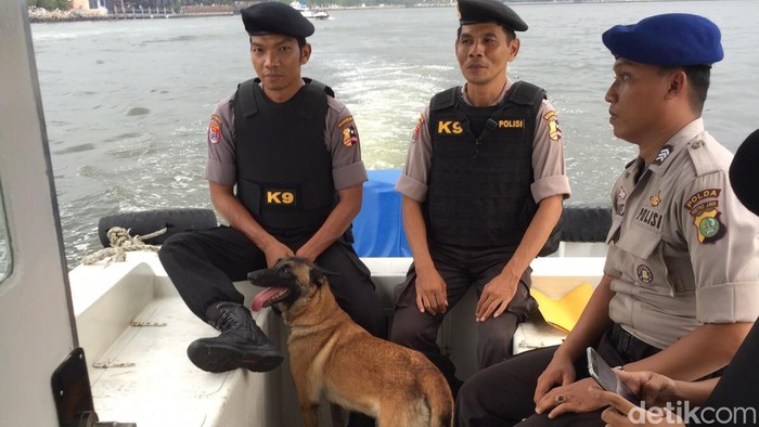 Jelang Natal dan Tahun Baru, Polair Sweeping Kapal Pakai Anjing Pelacak