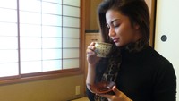 Selama di Jepang, Ariel berkesempatan mengunjungi kamar hotel unik dengan desain rumah tradisional Jepang milik Keio Plaza Hotel.