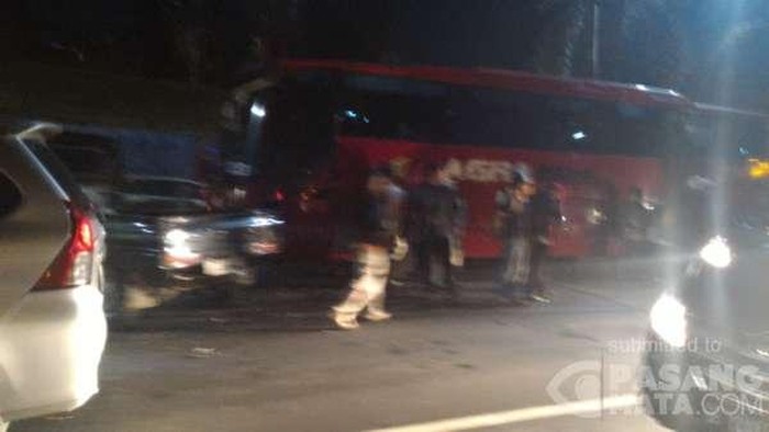 Bus Agra Mas Kecelakaan di Tol JORR Arah Jatiasih, Lalin Macet 2 Km