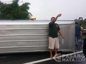 Mobil Travel Terbalik di Tol Cipularang Arah Jakarta