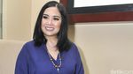 Gaya Titi DJ dengan Celana Tenun