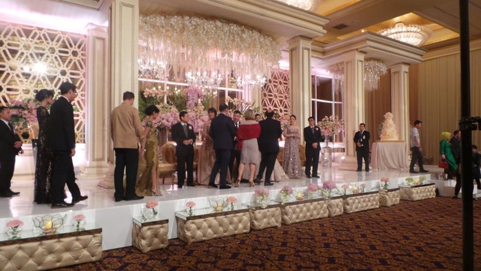 Sekjen PDIP Kondangan ke Pernikahan Putri Novanto