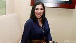 Gaya Titi DJ dengan Celana Tenun