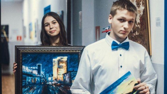 15 Seniman Muda Rusia Lelang Lukisan dengan Makanan