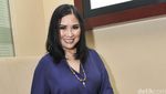 Gaya Titi DJ dengan Celana Tenun