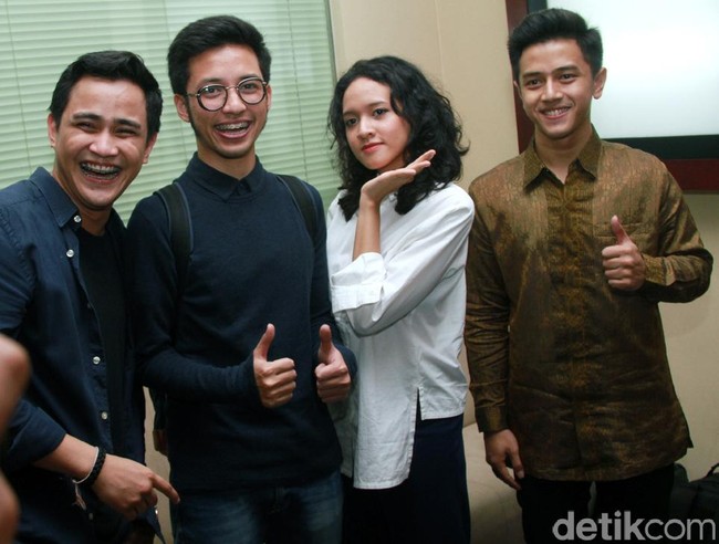 5 Chord dan Lirik Lagu Jatuh Cinta: Pandangan Pertama hingga Kesempurnaan Cinta
