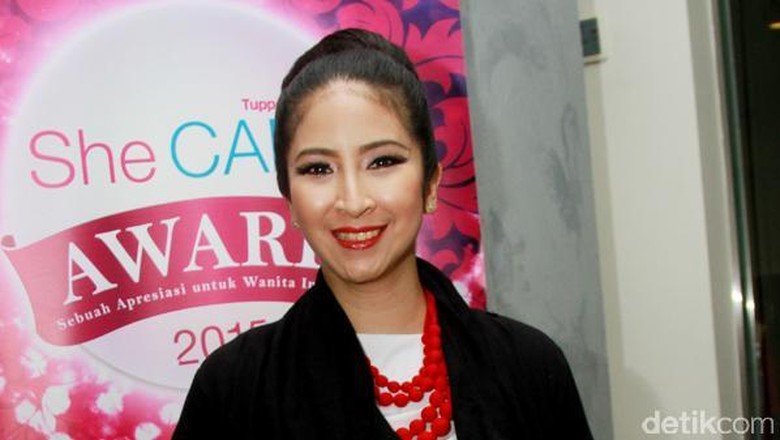 Suami Jadi Komentator Piala Dunia 2018, Novita Angie Tak Jadi Liburan Foto: Gus Mun Suami Jadi Komentator Piala Dunia 2018, Novita Angie Tak Jadi Liburan Foto: Gus Mun