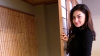 Namun belakang ini ia sering kali menunjukan wajahnya tanpa mengenakan makeup. Foto: Dicky Ardian