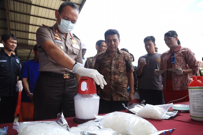 Begini Cara Polda Kalbar Musnahkan Sabu: Diblender, Dicampur Air dan Racun!
